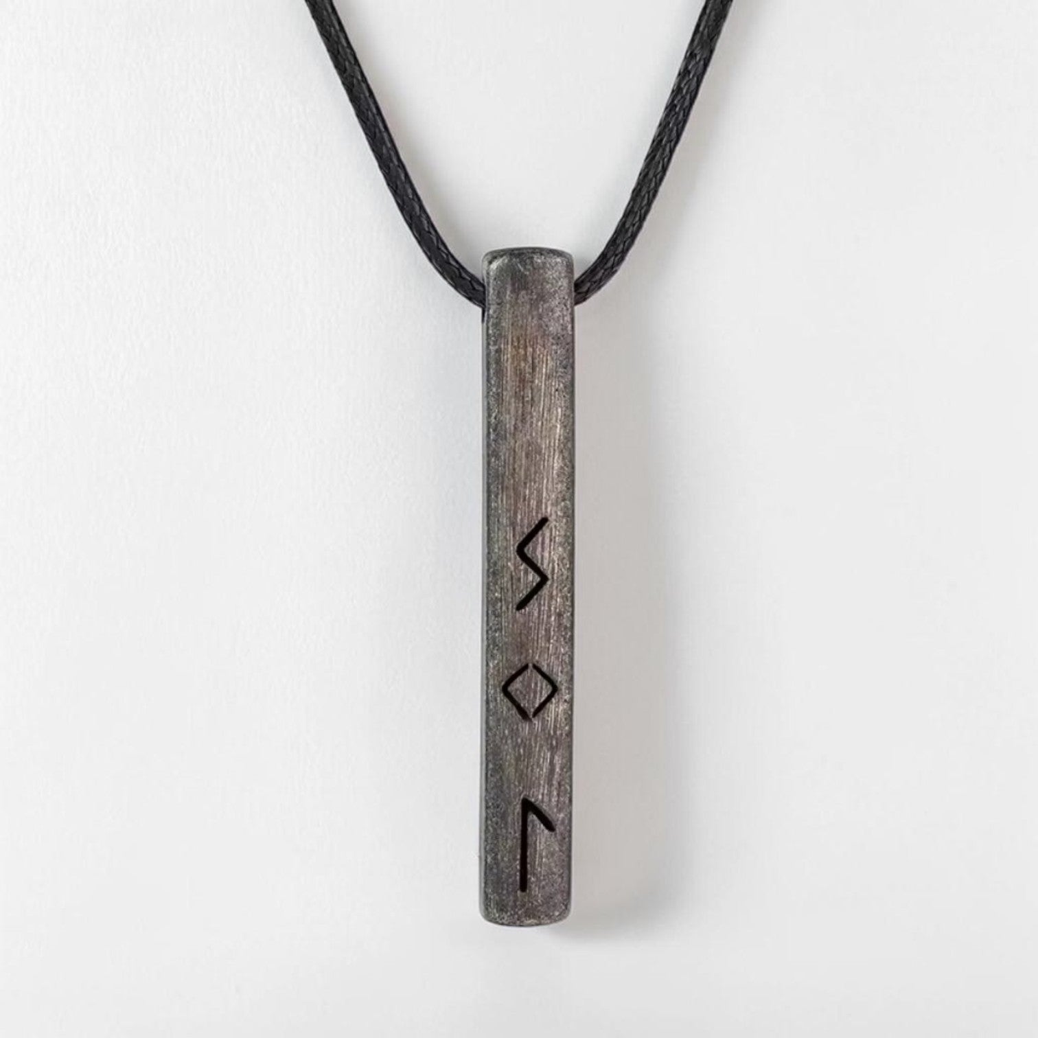 Colar Futhark Forjado – Runas do Destino