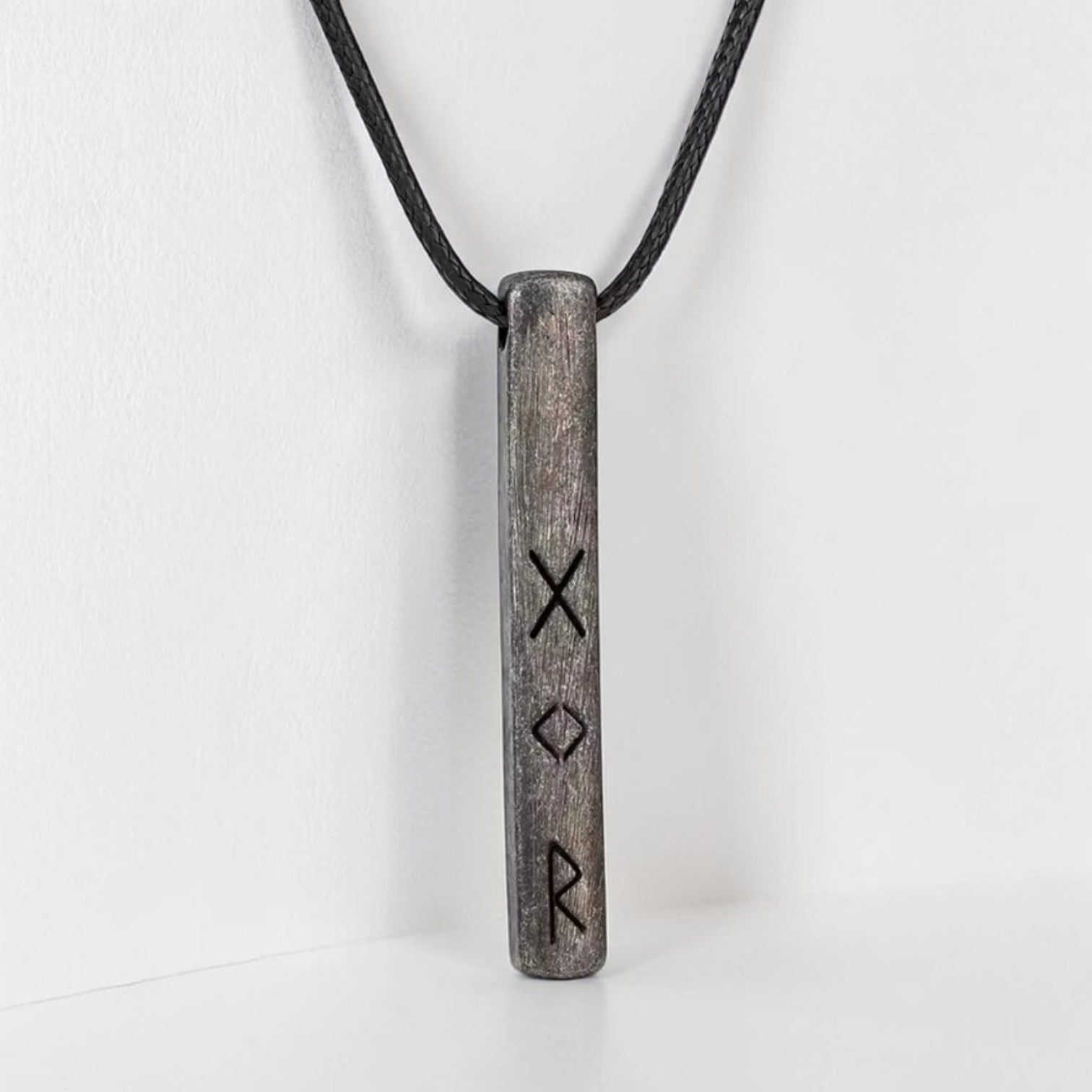 Colar Futhark Forjado – Runas do Destino