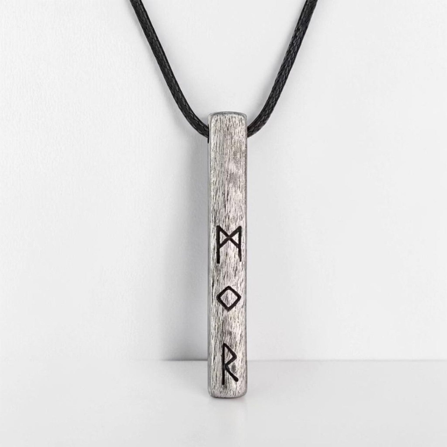 Colar Futhark Forjado – Runas do Destino