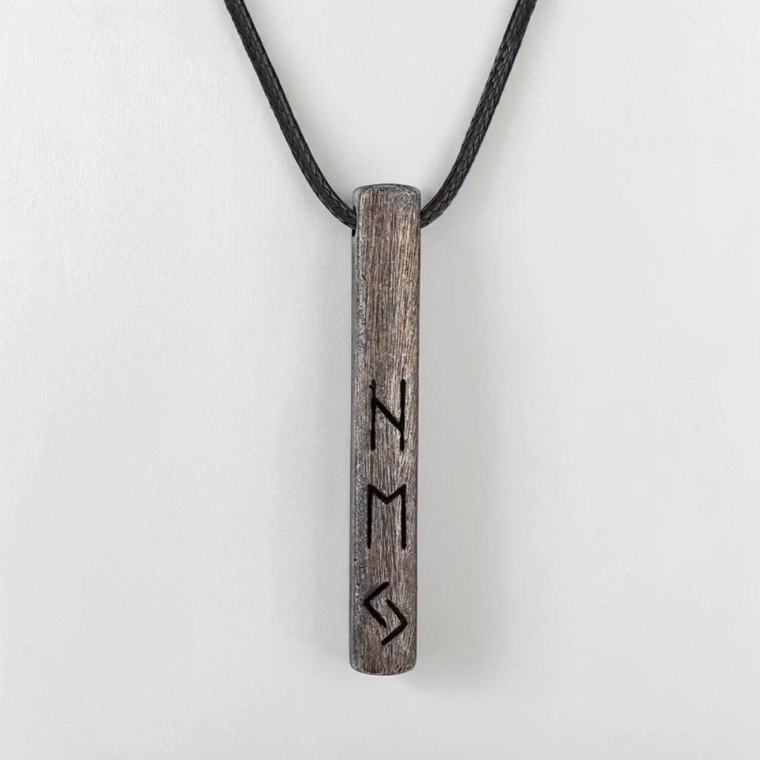 Colar Futhark Forjado – Runas do Destino