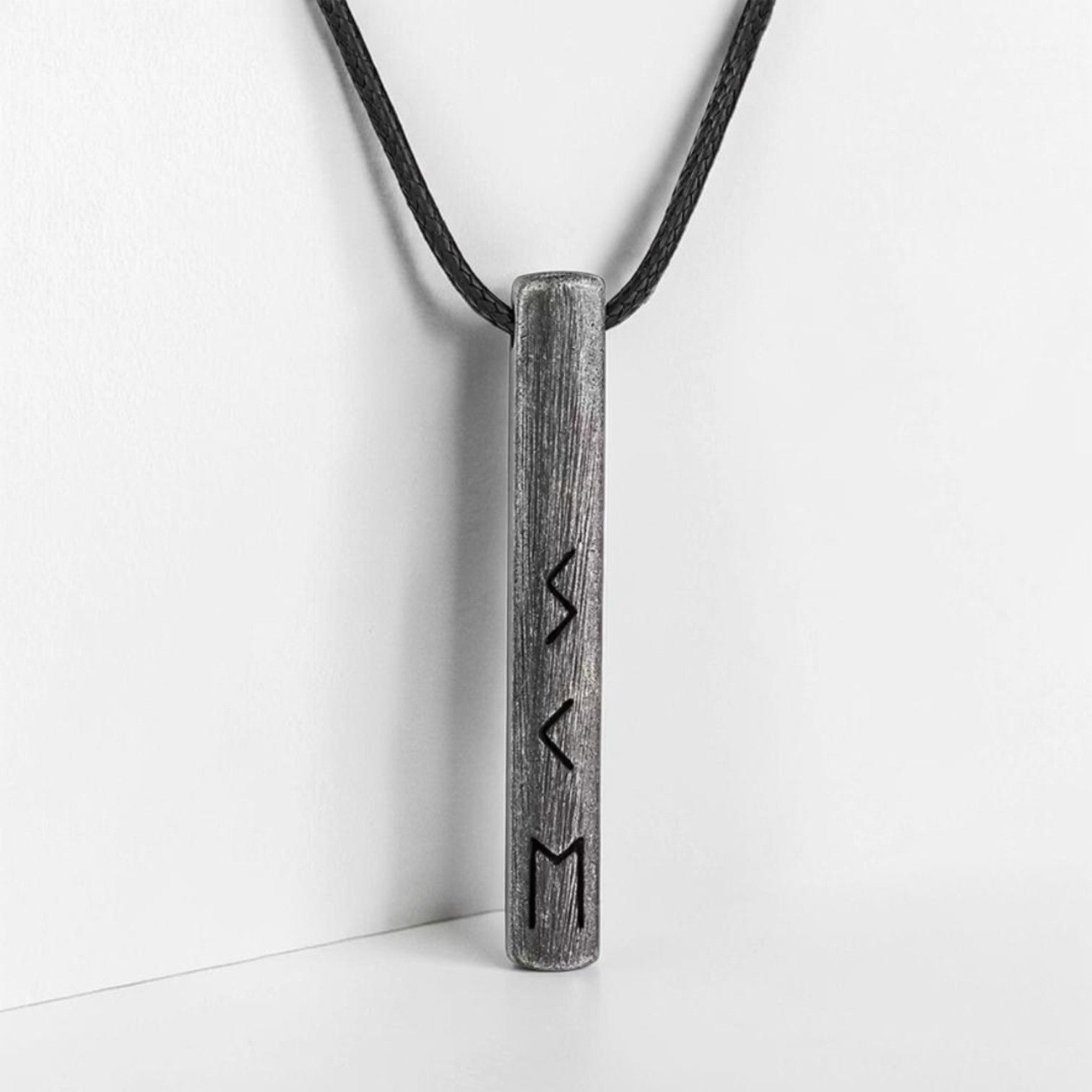 Colar Futhark Forjado – Runas do Destino