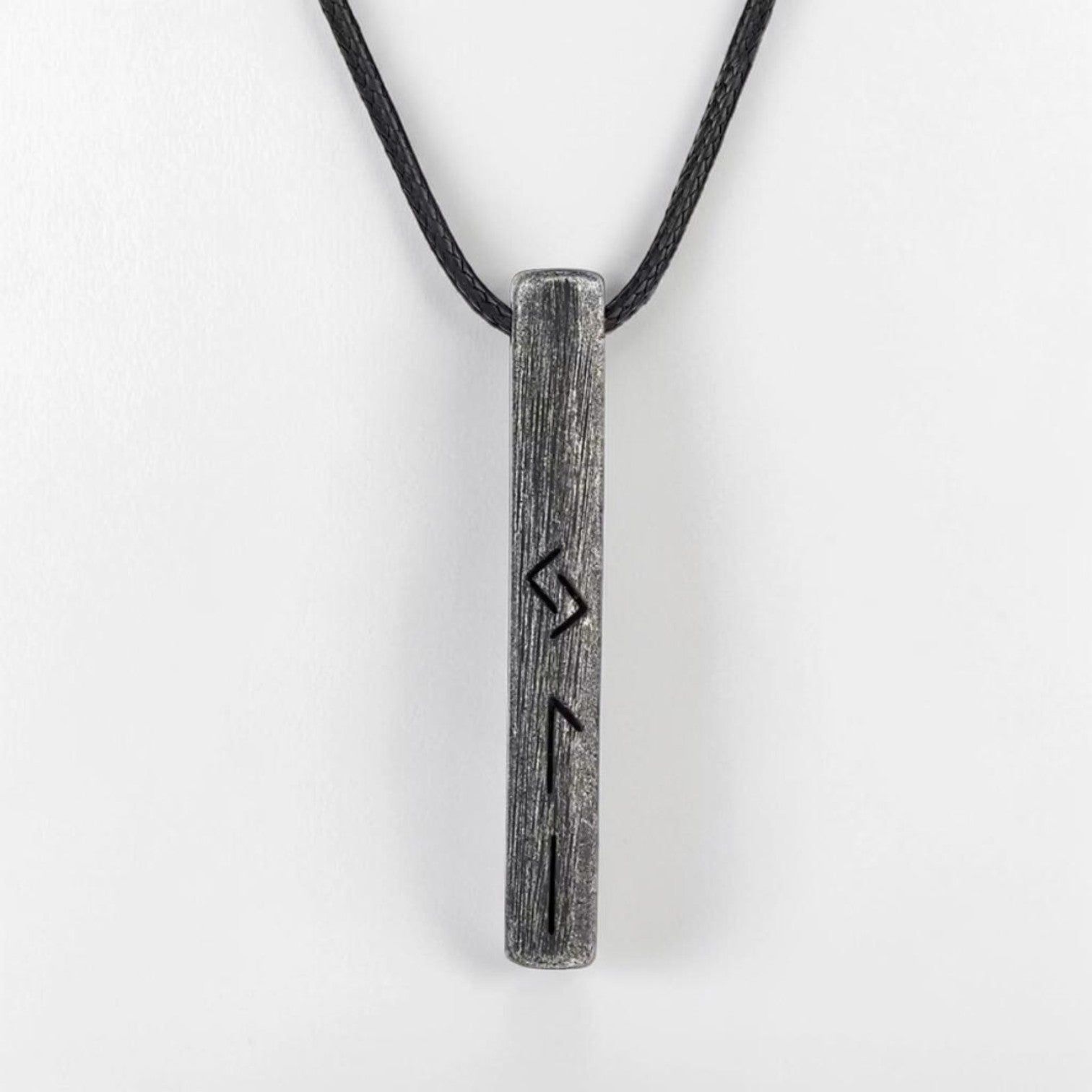 Colar Futhark Forjado – Runas do Destino