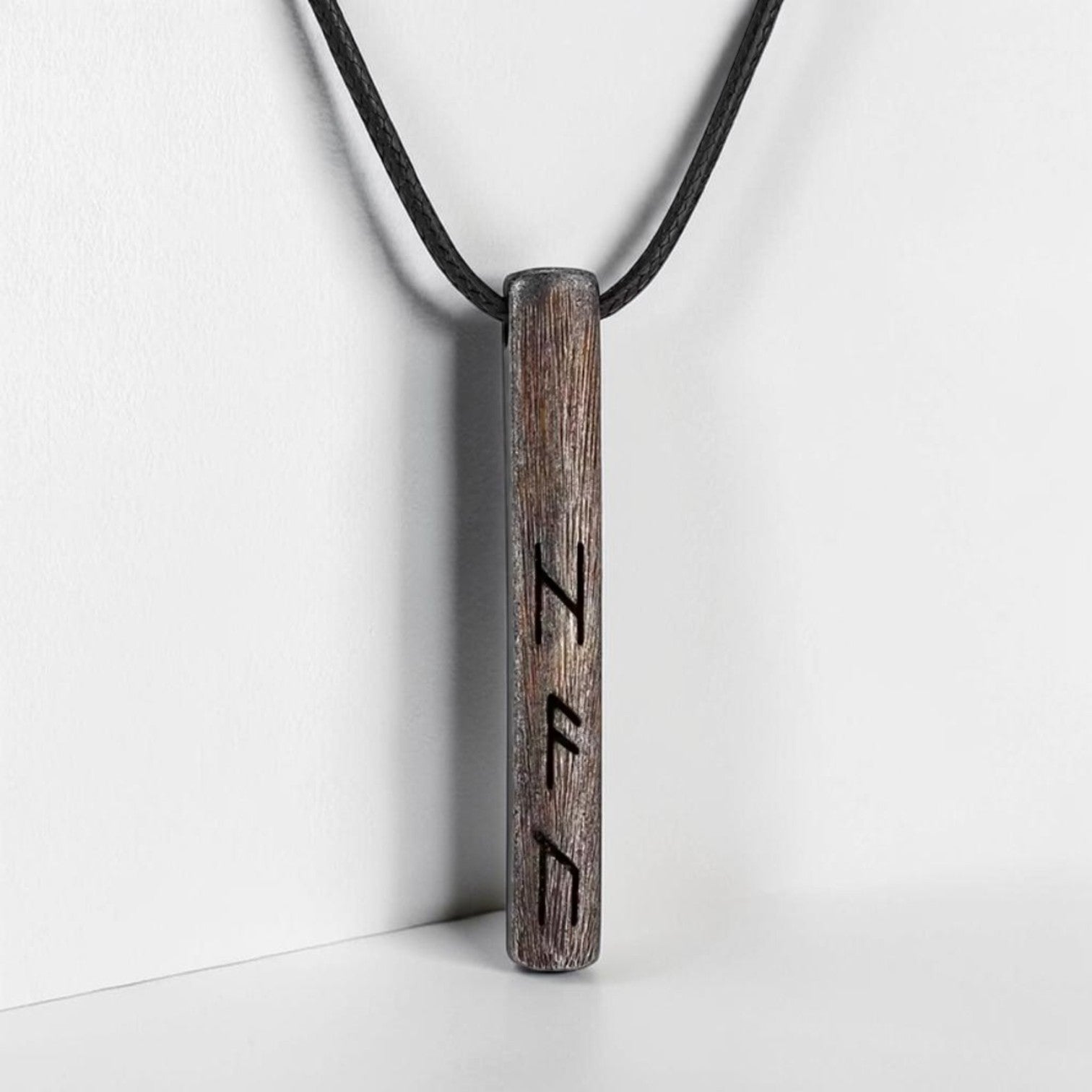 Colar Futhark Forjado – Runas do Destino