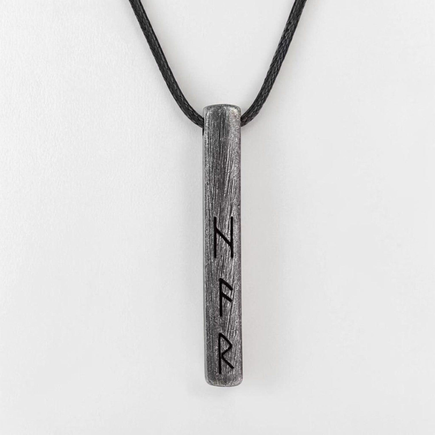 Colar Futhark Forjado – Runas do Destino