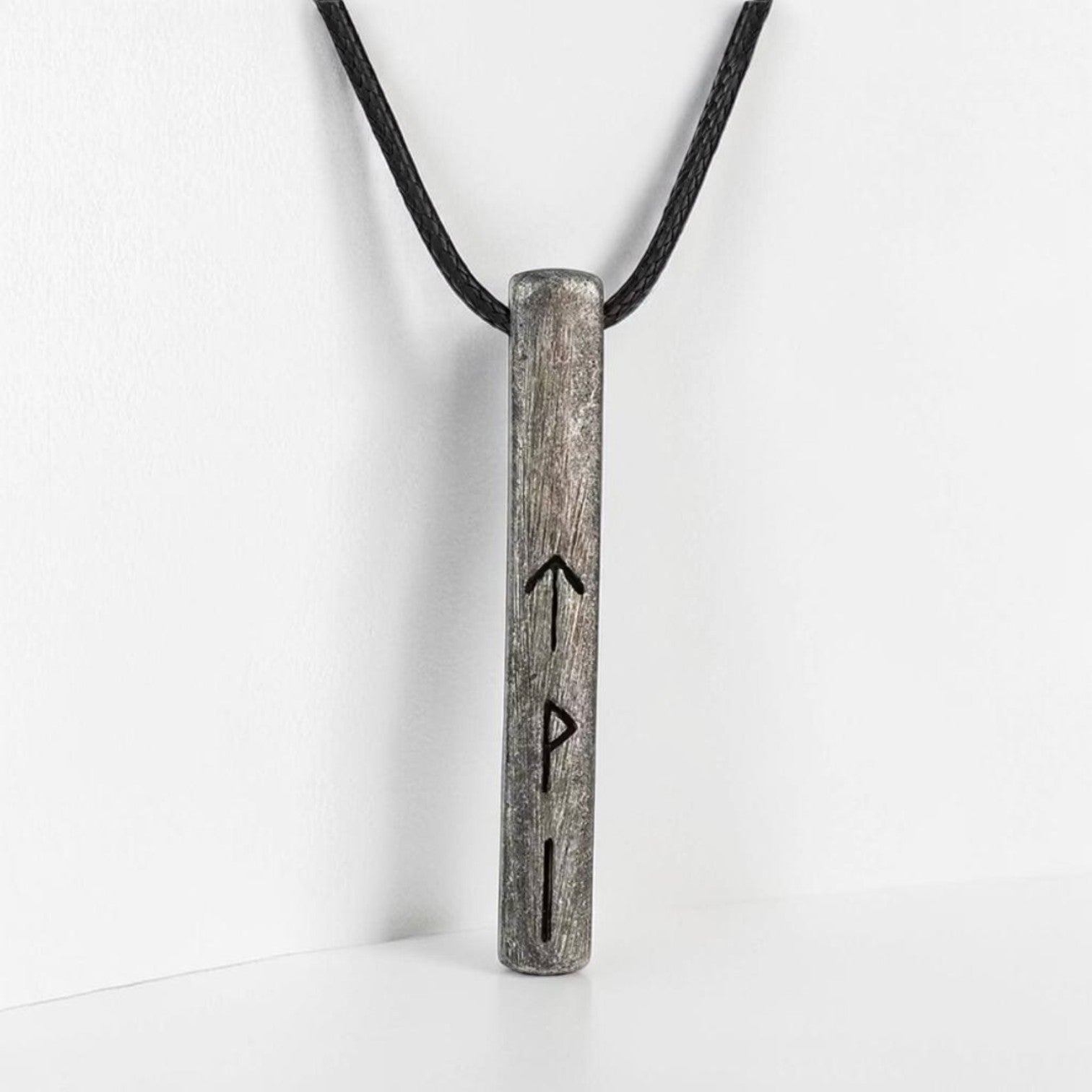 Colar Futhark Forjado – Runas do Destino