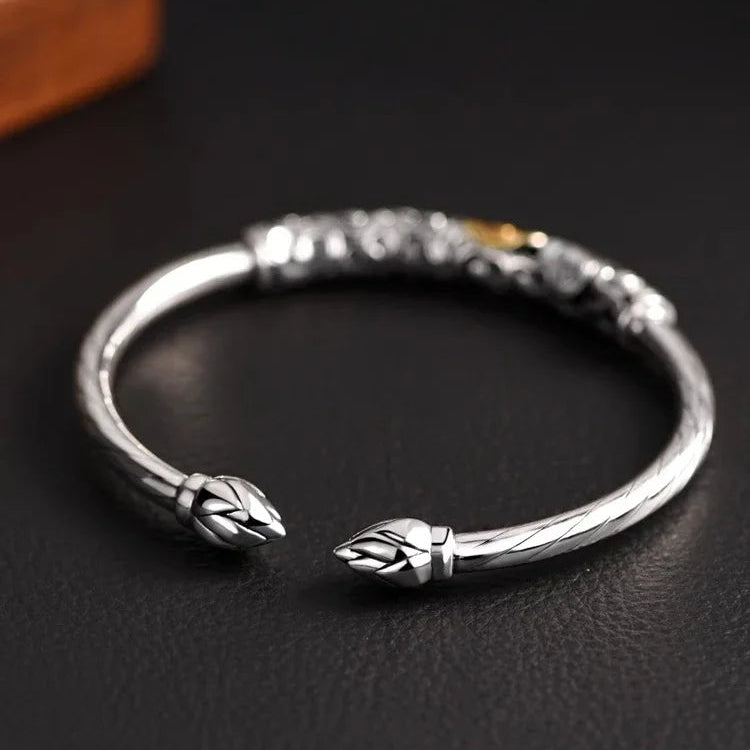 Bracelete Bangle Volutas — Prata com Detalhes Dourados