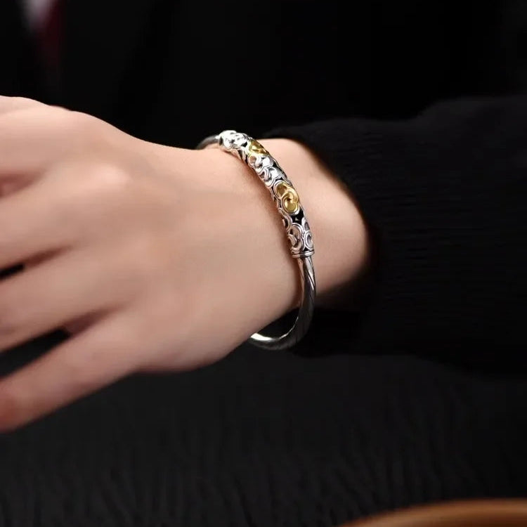 Bracelete Bangle Volutas — Prata com Detalhes Dourados