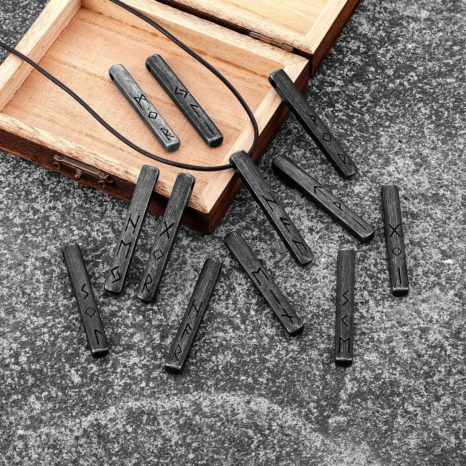 Colar Futhark Forjado – Runas do Destino