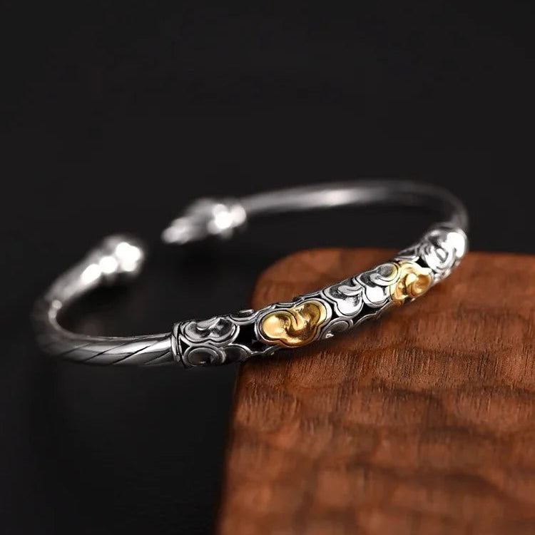 Bracelete Bangle Volutas — Prata com Detalhes Dourados
