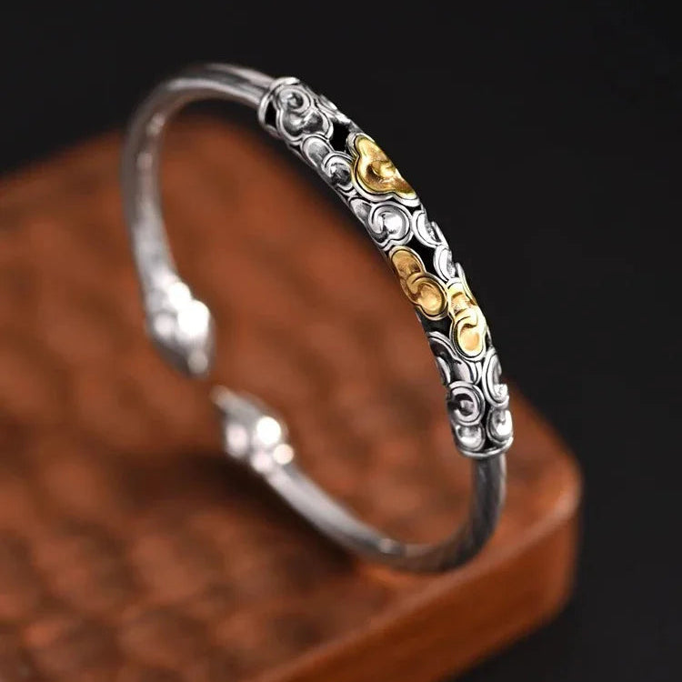 Bracelete Bangle Volutas — Prata com Detalhes Dourados