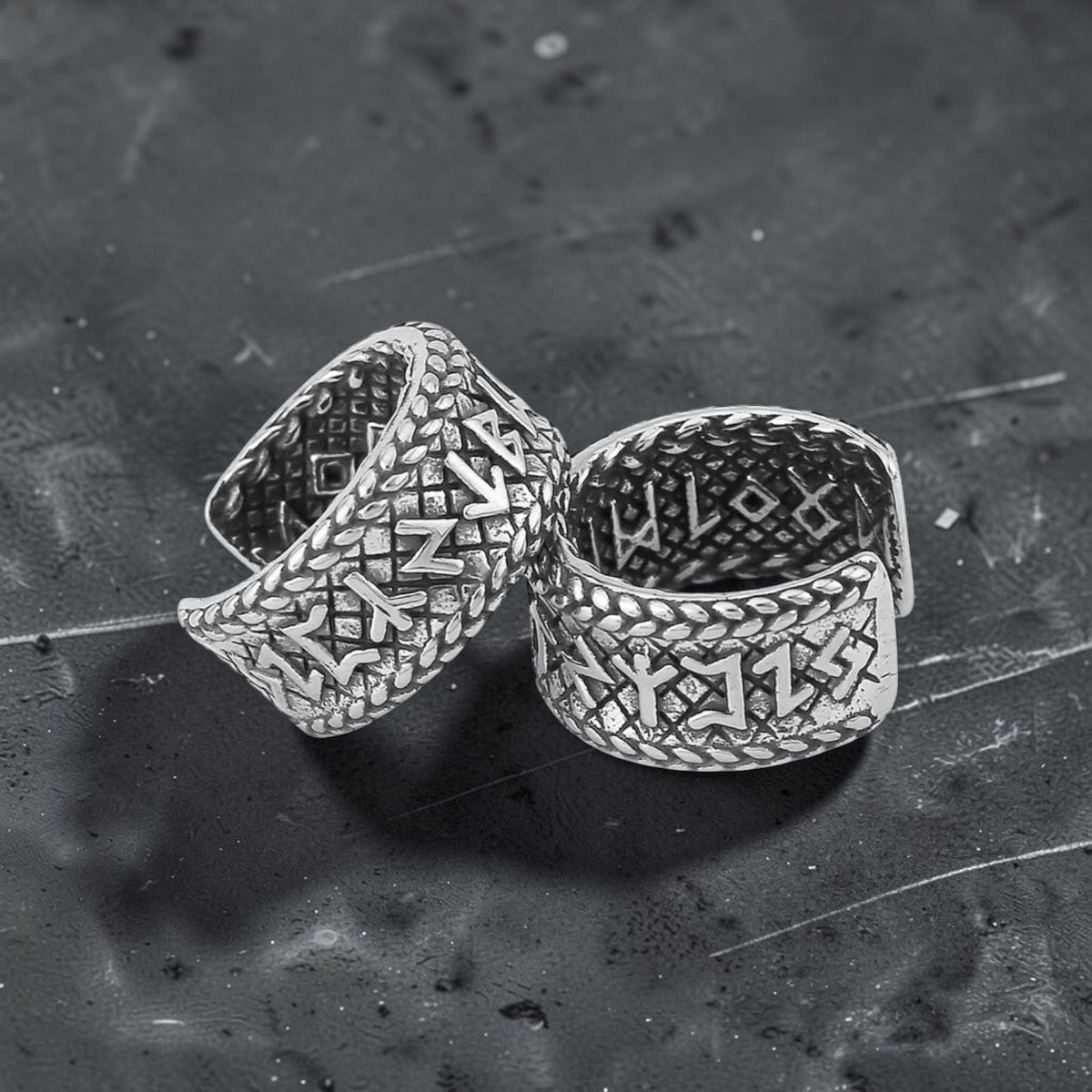 Brinco Runas Casa Viking em aço inoxidável 316L com gravação de alfabeto nórdico Futhark em estilo rústico