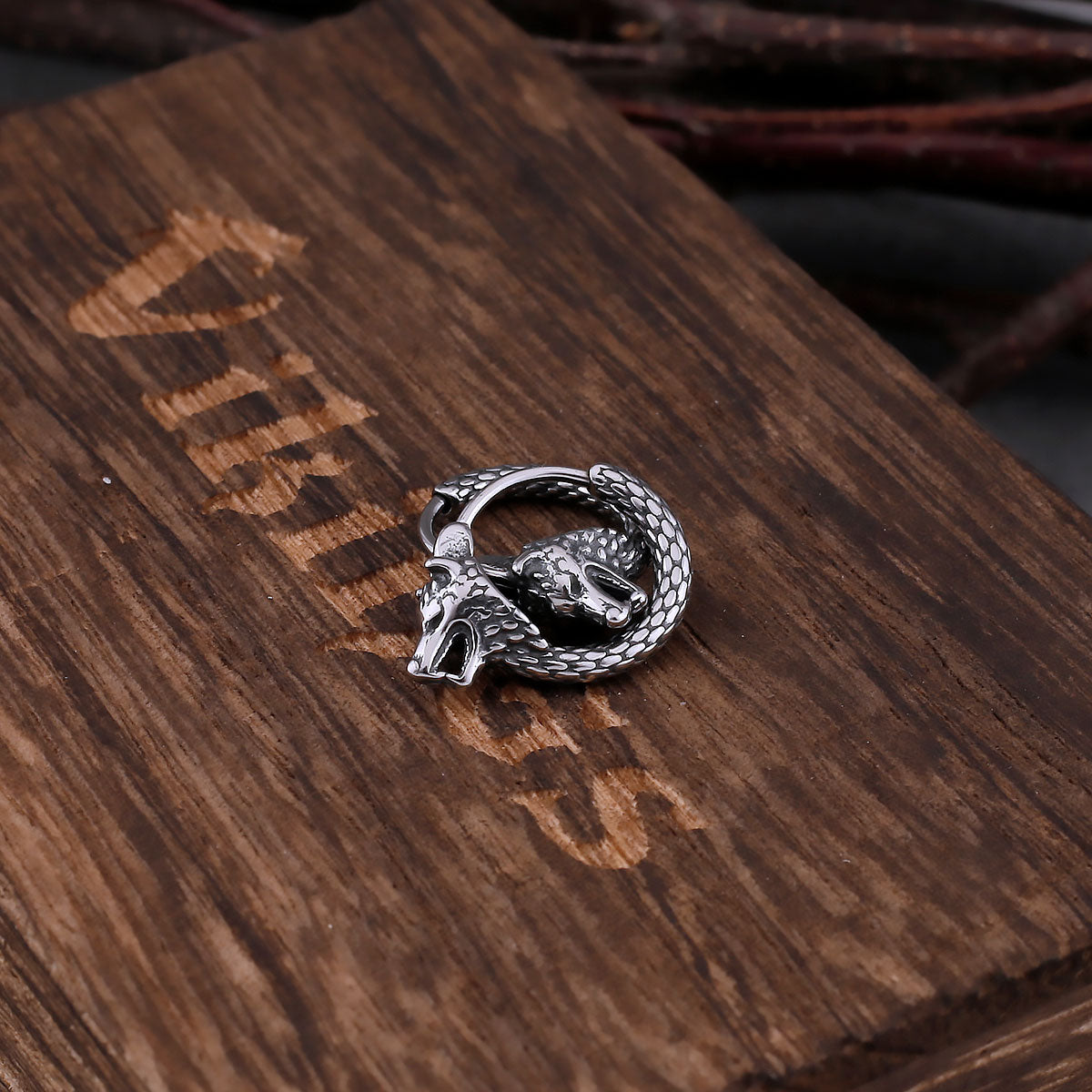 Brinco Cabeça de Lobo Viking