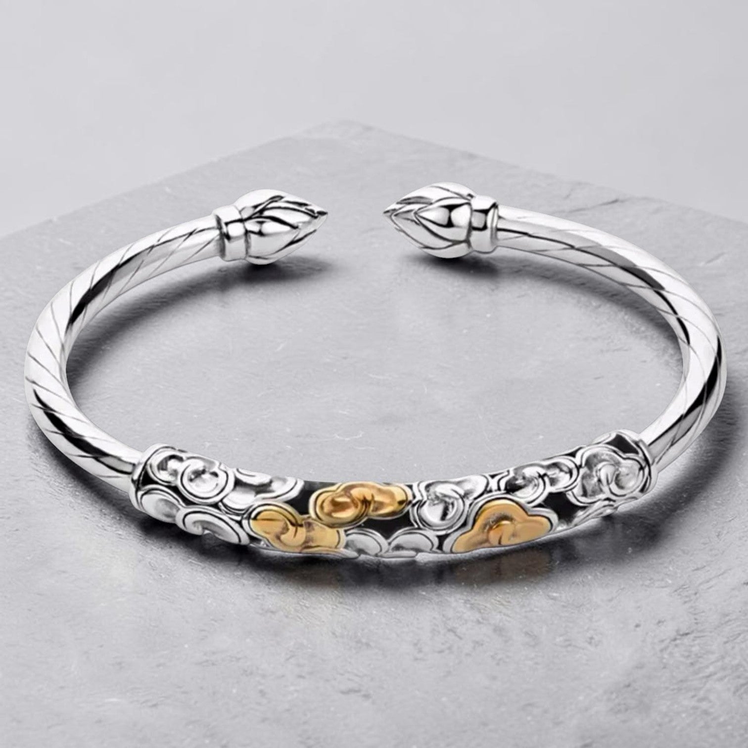 Bracelete Bangle Volutas — Prata com Detalhes Dourados