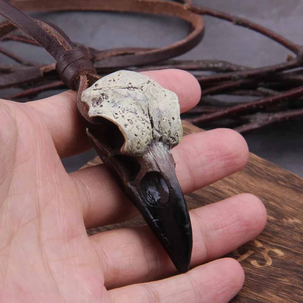 Colar Corvo de Odin – O Olhar de Quem Tudo Vê