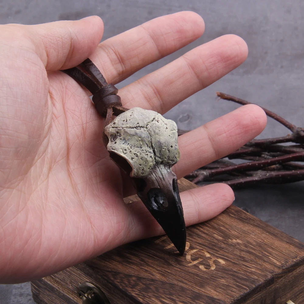 Colar Corvo de Odin – O Olhar de Quem Tudo Vê