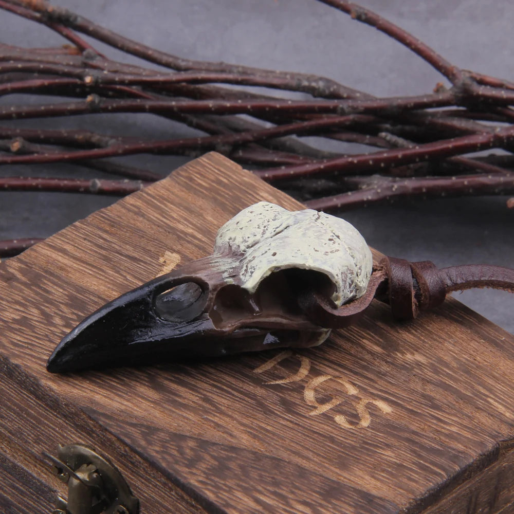 Colar Corvo de Odin – O Olhar de Quem Tudo Vê