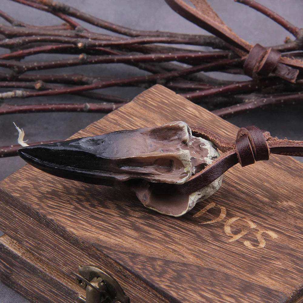Colar Corvo de Odin – O Olhar de Quem Tudo Vê