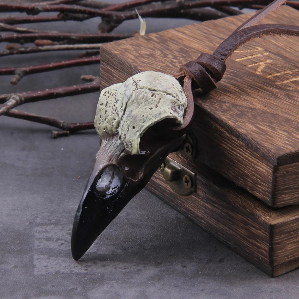 Colar Corvo de Odin – O Olhar de Quem Tudo Vê