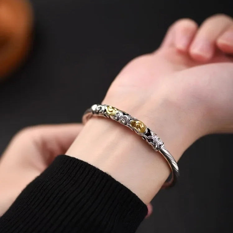 Bracelete Bangle Volutas — Prata com Detalhes Dourados