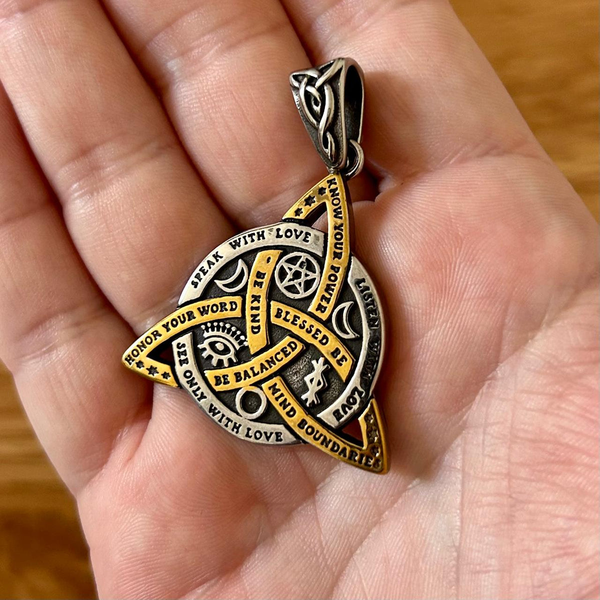 Colar Triquetra da Harmonia – Sabedoria em Cada Palavra